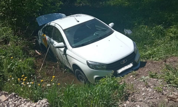 В Кирове LADA Vesta вылетела с дороги