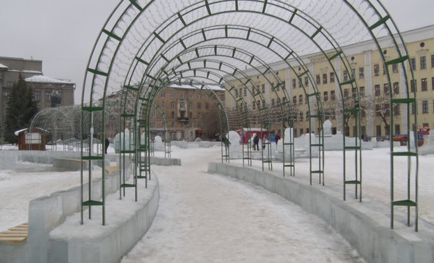 На Театральной площади начали разбирать ледовый городок