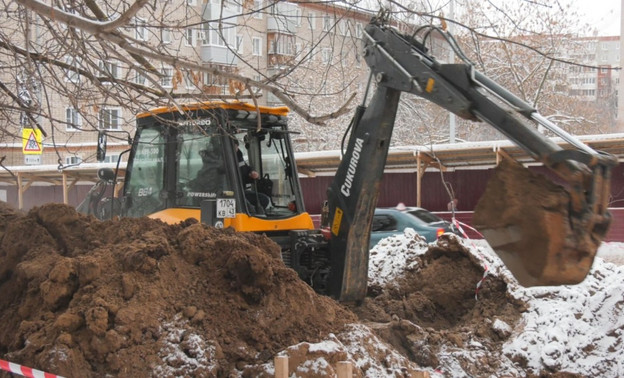 В Кирове на улице Гагарина устраняют повреждения на теплосетях