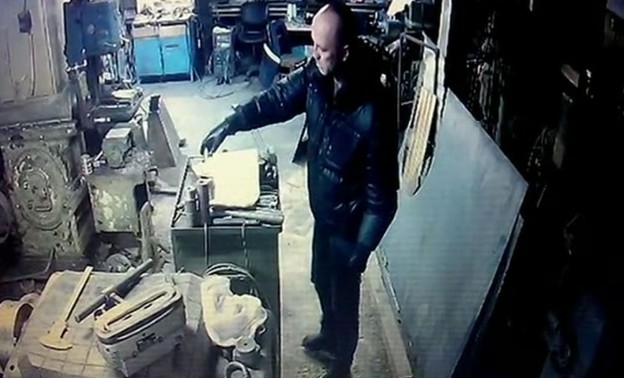 Кировские полицейские разыскивают мужчину, подозреваемого в краже наличности (ВИДЕО)