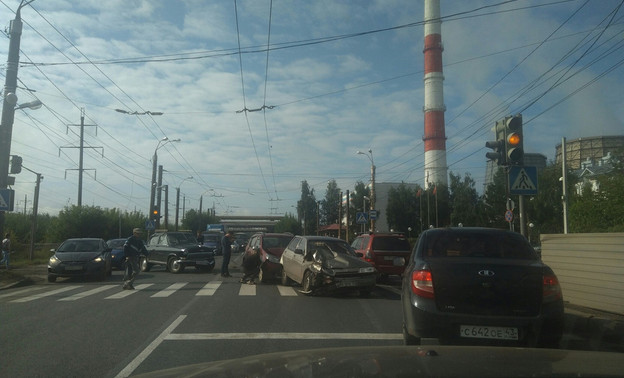 Несколько улиц Кирова сковали километровые пробки после массового ДТП на Луганской