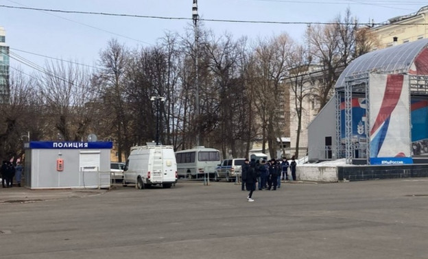 В Кирове на Театральной площади заметили скопление сотрудников правопорядка