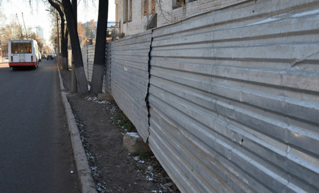 Застройщик, перекрывший тротуар у завода «КРИН»: «Все необходимые согласования мы получили»