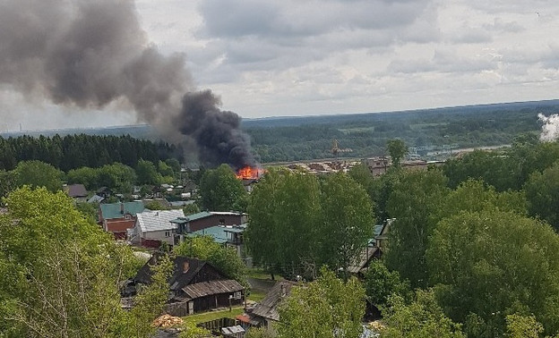 В Нововятске загорелись жилые дома: огонь тушили почти 50 пожарных