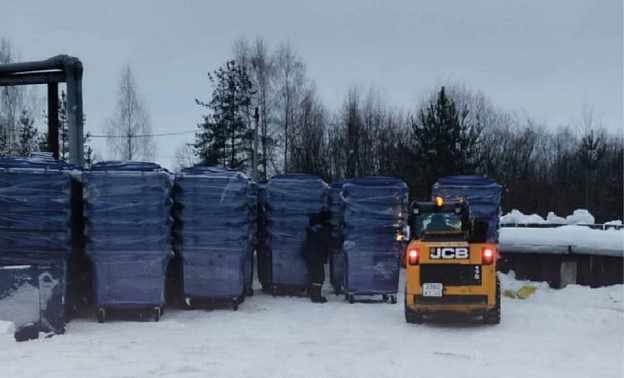 К 650-летию в Кирове устанавливают новые синие контейнеры для мусора