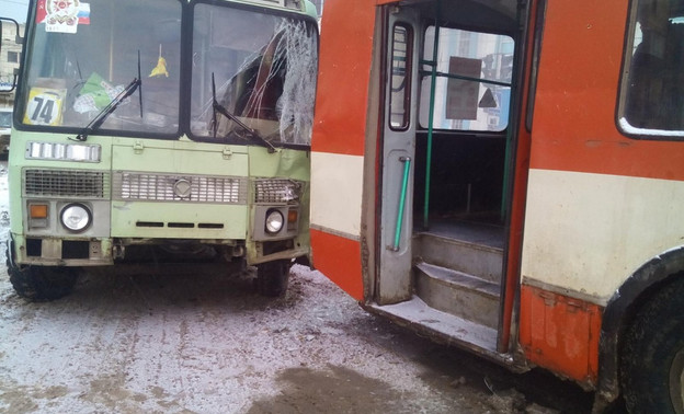 В Кирове автобус врезался в троллейбус. Есть пострадавшие