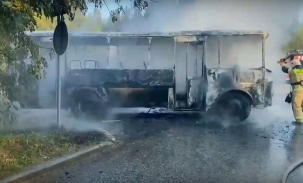 В Кирово-Чепецке во время движения загорелся автобус. Видео