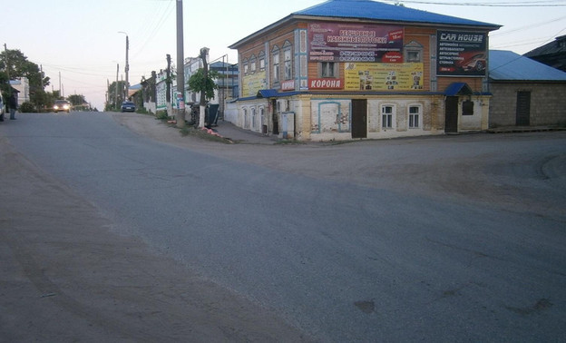 В Нолинске «Нива» протаранила дерево и перевернулась набок