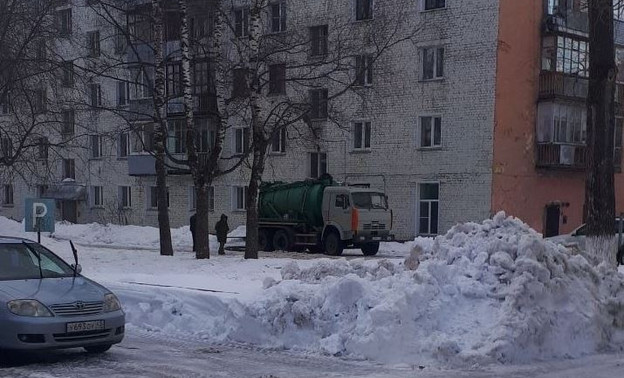 Зловонное «озеро» с червями в доме на улице Щорса в Кирове начали откачивать