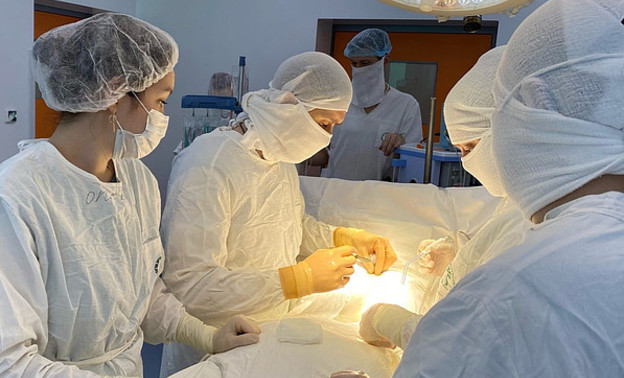Кировские медики провели уникальную операцию на позвоночнике