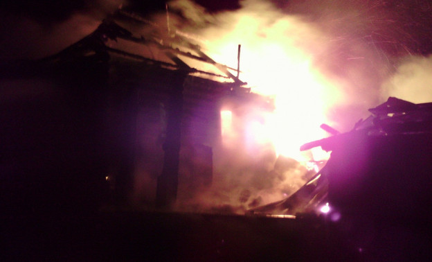 В Арбаже автоинспекторы спасли из горящего дома женщину с ребёнком и инвалида