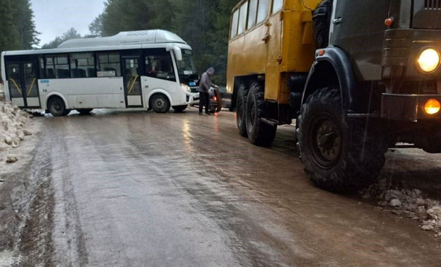 В Сидоровке автобус № 117 с пассажирами въехал в сугроб из-за гололёда