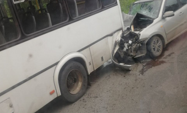 В Кирове «Лада Калина» врезалась в пассажирский автобус