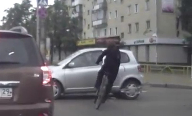 В Кирове велосипедист на полном ходу врезался в иномарку. ВИДЕО