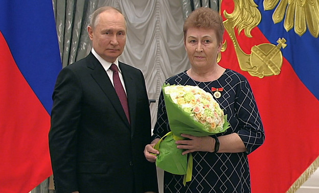 Президент России Владимир Путин наградил учителей из Кировской области знаками отличия