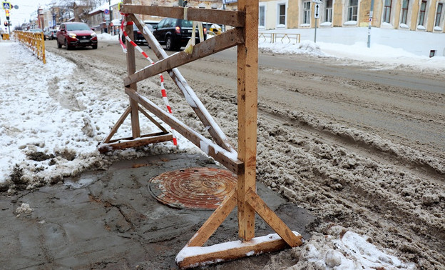 В Кирове вместе со снегом с дорог сгребают крышки люков