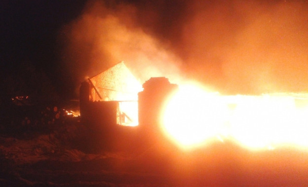 Сегодня ночью в Кировской области пожар полностью уничтожил лесопилку (ФОТО)