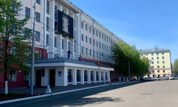 Корпусы ВятГУ на Театральной площади отремонтируют до сентября
