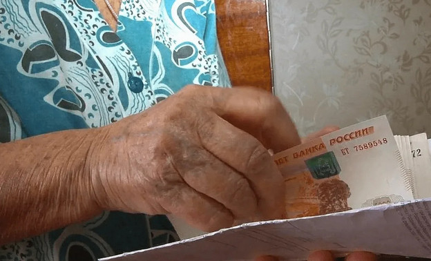 Пенсионерку из Кирова в банке отговорили от перевода 300 тысяч рублей мошенникам