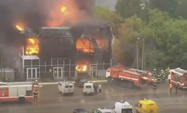 Появилось видео с пожара в торгово-офисном центре