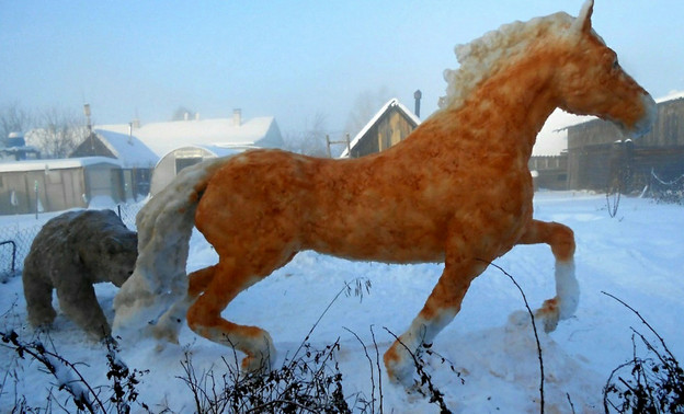 Тужинский мастер вылепил реалистичные фигуры из снега