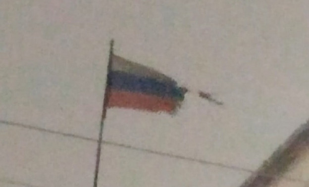 На здании администрации Котельничского района порвался флаг России