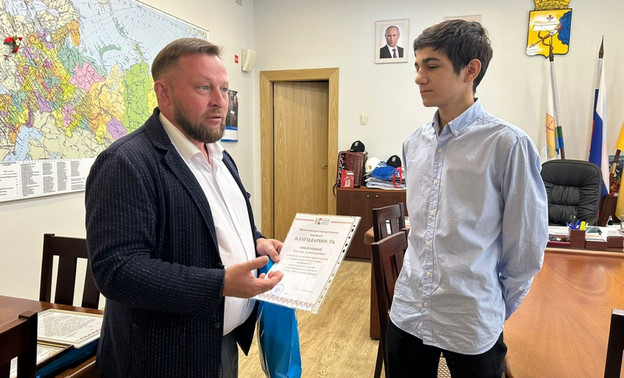 Глава администрации Кирова наградил 15-летнего спасателя