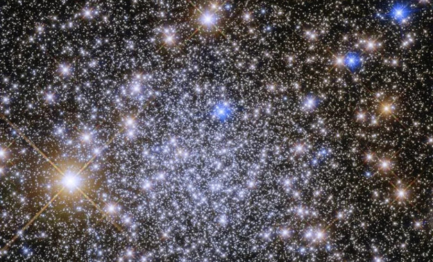 NASA обнаружило сверкающую россыпь древнейших звезд