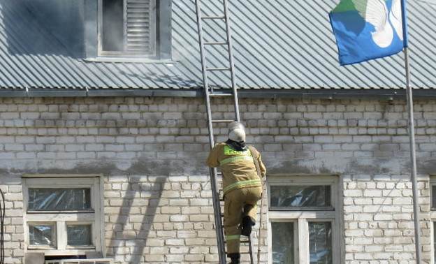 В Лебяжье в День Победы загорелось здание. Пожарным пришлось тушить его прямо во время праздничного митинга