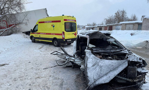 В Кирове легковушка столкнулась с грузовиком