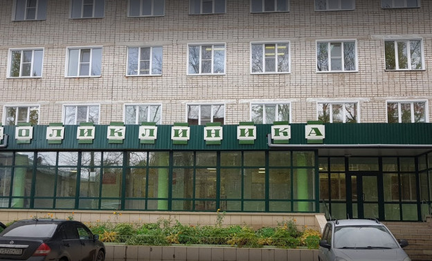 В Нововятске женщина выпала из окна поликлиники