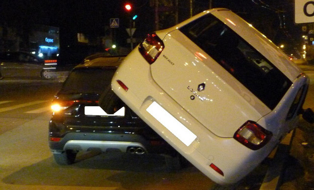 На улице Щорса произошло нетипичное ДТП: Renault едва не «запрыгнул» на Kia