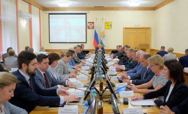 Александр Соколов наградил первого замруководителя администрации губернатора и правительства