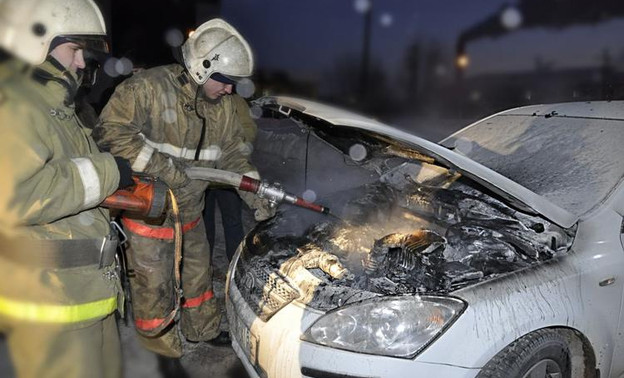 В Кирово-Чепецке на стоянке загорелся автомобиль