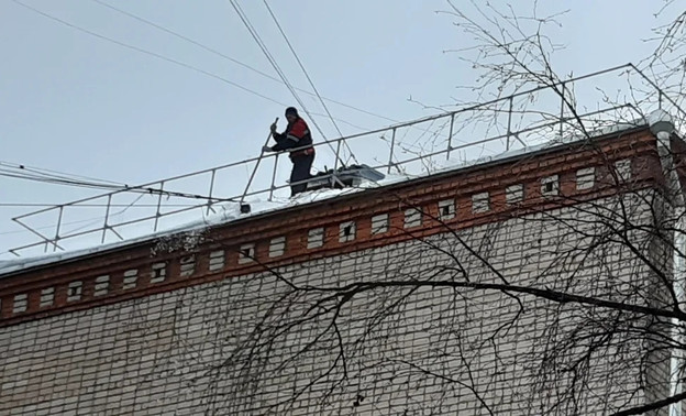 Прокуратура сняла на видео спешную уборку крыши дома после падения снега на ребёнка