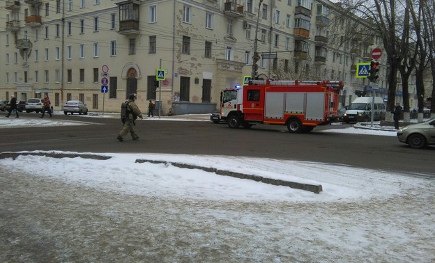 На Октябрьском проспекте пожарная машина по пути на вызов врезалась в легковушку