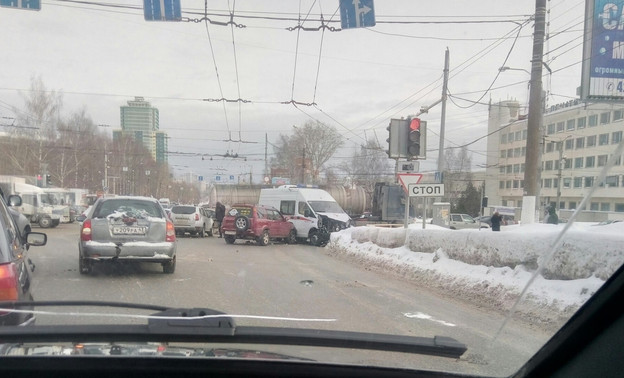 На Московской столкнулись пять машин, в том числе скорая помощь: есть пострадавшие