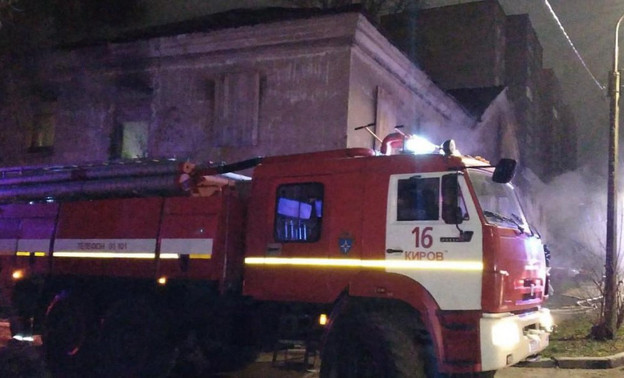 В Кирове на Крутикова потушили пожар в нежилом доме