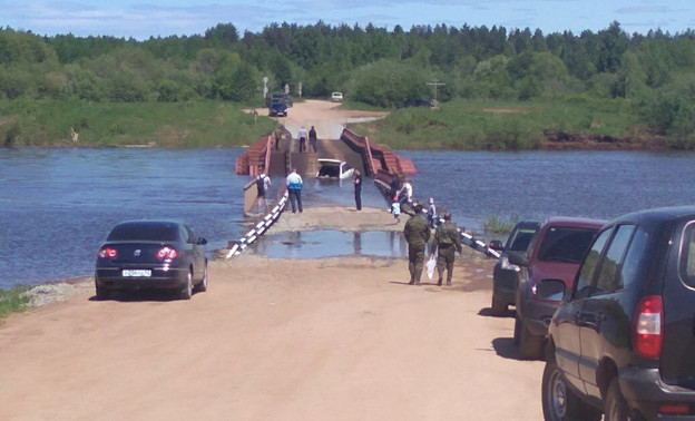 В Кирово-Чепецке затопило наплавной мост в Каринторф. На нём чуть не утонул автомобиль