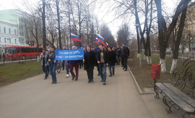 В Кирове акция «Он нам не царь» переросла в массовую прогулку по городу