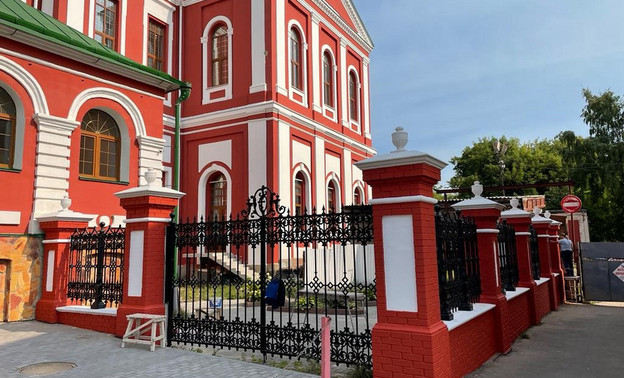 Ограждение Спасского собора покрасят в ярко-красный цвет