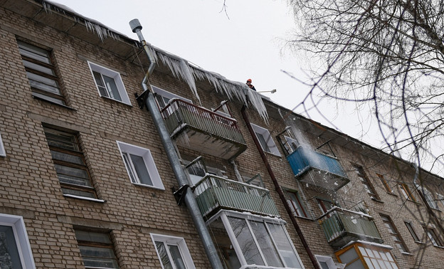 Управляющим компаниям Кирова выдали 500 предостережений из-за неочищенных крыш