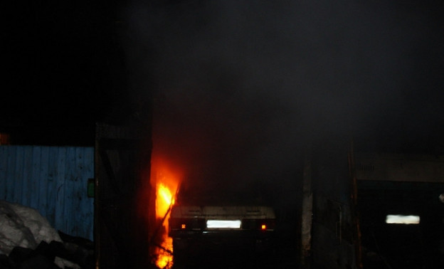 В Юрье сгорел гараж с «КАМАЗом» и «Волгой»