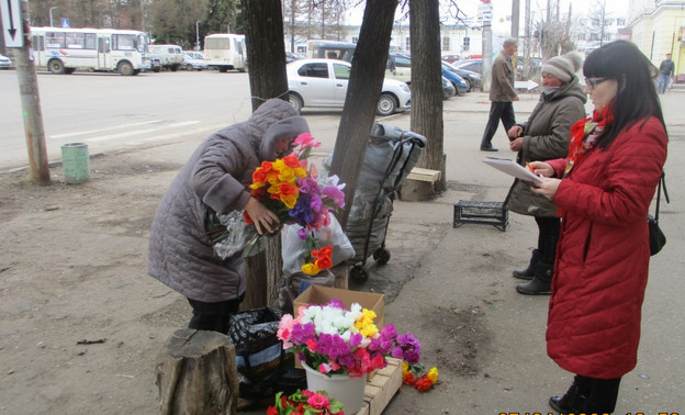 В Кировской области приняли закон, разрешающий штрафовать бабушек за торговлю на улице