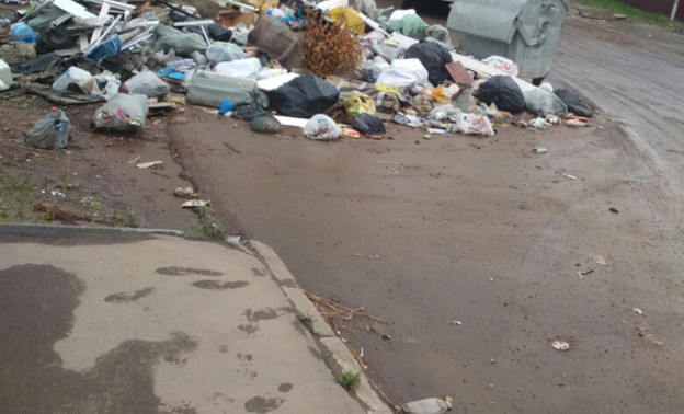 Автобусную остановку в Ганино превратили в огромную свалку