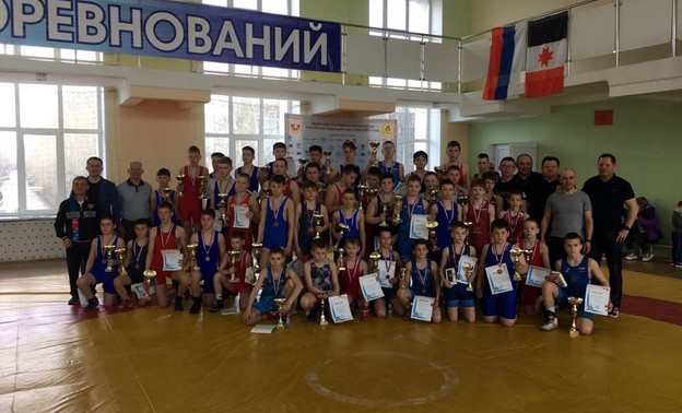 Борцы и акробаты из Кировской области завоевали 22 медали на всероссийских соревнованиях