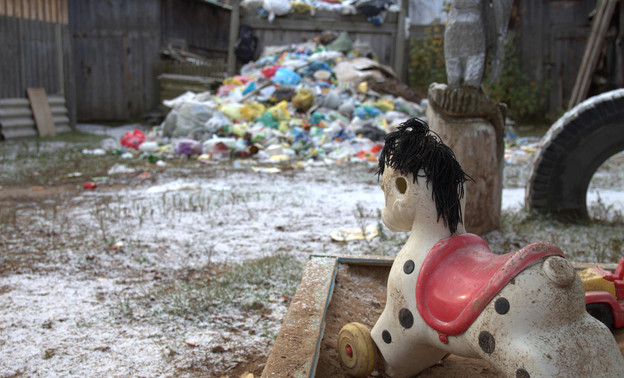 В Сидоровке дворы и детские площадки завалены мусором. Кто виноват и как решается проблема?