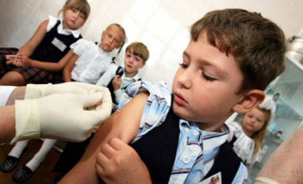 Воспитанникам детского дома в Кирове делали прививки без лицензии