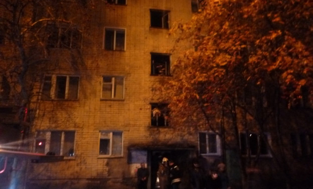 В пожаре в подъезде кировской пятиэтажки пострадали 7 человек