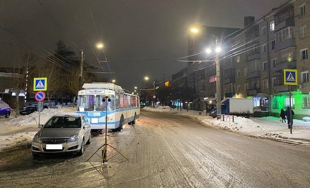 В Кирове троллейбус врезался в иномарку. После удара она сбила 18-летнюю девушку на пешеходном переходе